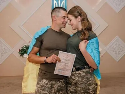 "Их сердца объединяет огонек, который называется любовь": в День защитников и защитниц в Украине зарегистрировали более 1300 браков