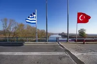 Греція заявила, що Туреччина змушувала оголених мігрантів перетинати кордон
