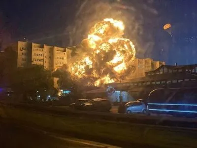 В российском Ейске возле жилого дома упал Су-34: здание охватило пламя, слышны взрывы