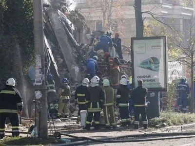 Атака дронів на Київ: з-під руїн житлового будинку дістали четвертого загиблого