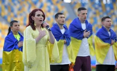 Перед матчем "Шахтер" - "Динамо" гимн Украины исполнила защитница Азовстали "Пташка", а Дианов сделал первый удар по мячу