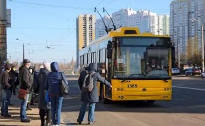 После вчерашних обстрелов внесены изменения в маршрутах движения наземного общественного транспорта Киева