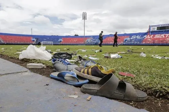 v-indoneziyi-znesut-futbolniy-stadion-de-v-tisnyavi-zaginuli-133-osobi