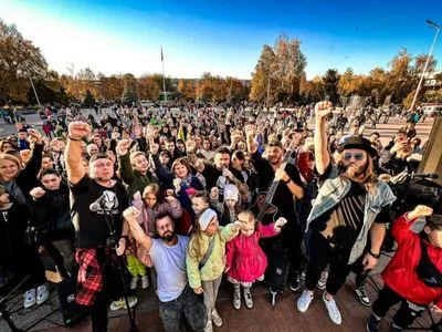 Співай заради перемоги: "МХП-Громаді" та KOZAK SYSTEM влаштували тур вуличних концертів містами України