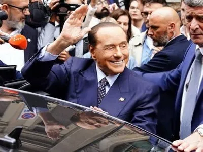 Заявления Берлускони о возобновлении связи с путиным вызвали беспокойство