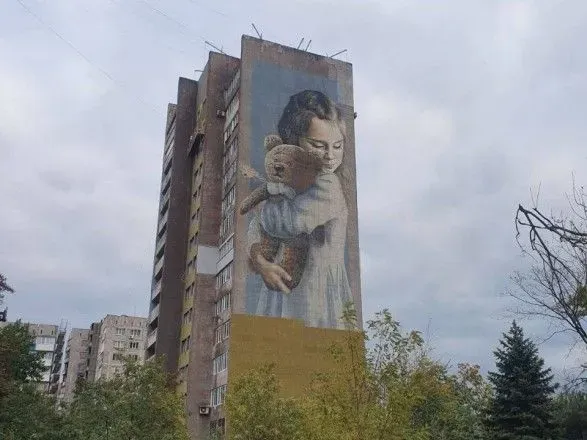 simvol-tragediyi-viyni-ta-nadiyi-na-mir-rashisti-zbirayutsya-znischiti-mural-milana-u-mariupoli