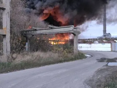 Губернатор Бєлгородщини про масштабну пожежу на заводі: пряме влучання снаряда, є постраждала
