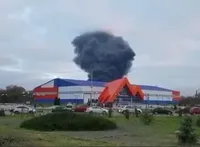 Бєлгородщина знову у вогні: очевидці повідомляють про величезний стовп диму, попередньо - горить лакофарбовий завод