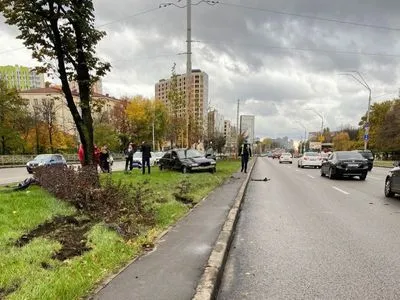 У Києві водій на “BMW” влетів у двох комунальників, один із них - загинув