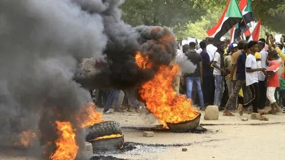 Тисячі людей вийшли на вулиці Судану після кровопролитних міжплемінних зіткнень