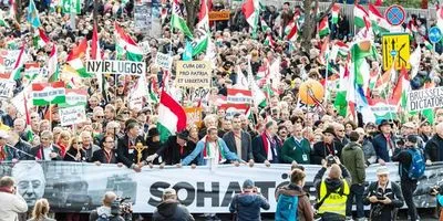 Тысячи людей протестуют против "безудержной инфляции" правительства премьер-министра Орбана