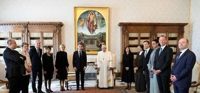 Макрон закликав католицьку церкву зіграти роль у встановленні миру в Україні