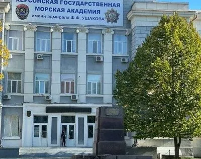 Еще один "жест доброй воли": Ткаченко потроллил оккупантов, которые прихватили с собой памятники Суворову и Ушакову, убегая из Херсона