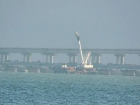 На кримському мосту розбирають зруйновані від вибуху прольоти