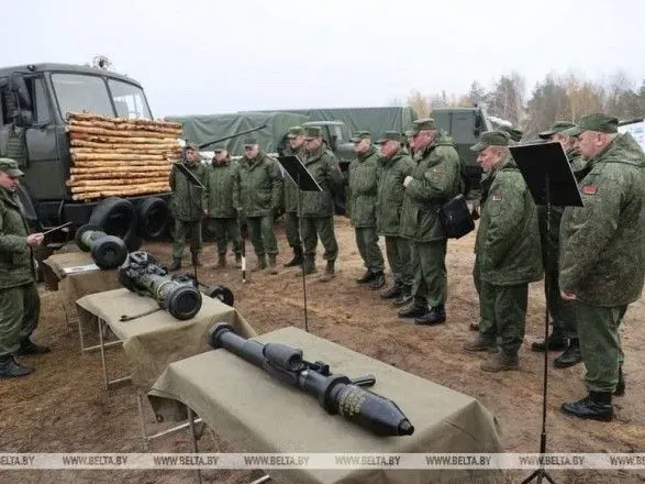 Білоруським військовим на полігоні в Осиповичах показали зразки протитанкових систем, якими воює Україна