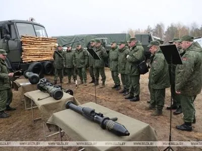 Білоруським військовим на полігоні в Осиповичах показали зразки протитанкових систем, якими воює Україна