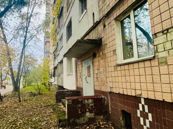Отделался ушибами и ссадинами: под Киевом 2-летний мальчик выпал с третьего этажа
