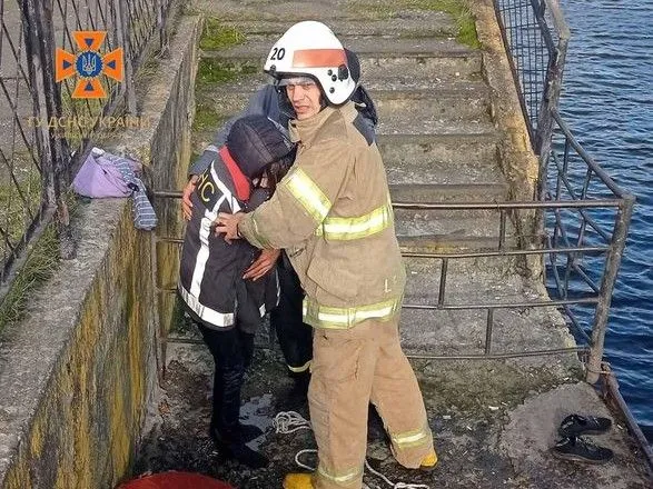 В Киевской области спасатели достали девушку из Днепра