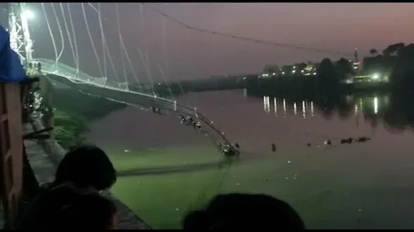 Тридцать человек погибли во время обрушения подвесного моста в Индии
