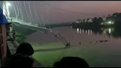 Тридцять людей загинули під час обвалення підвісного мосту в Індії