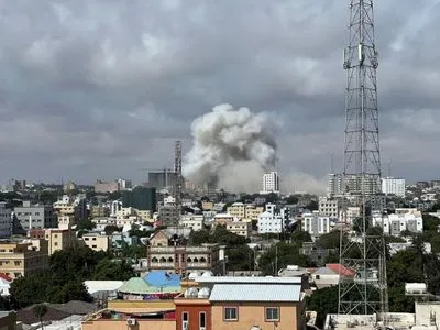 В столице Сомали взорвались две заминированные машины, погибли по меньшей мере 100 человек, 300 получили ранения