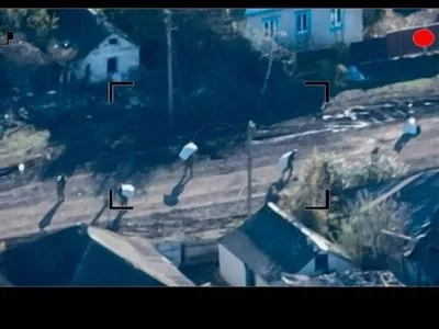 Тягали мішки серед білого дня: українські військові зняли, як мародерять окупанти