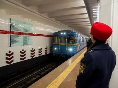 В метро Киева с сегодняшнего дня увеличат интервал движения поездов