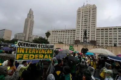Сторонники Болсонару призывают военных Бразилии оставить его у власти