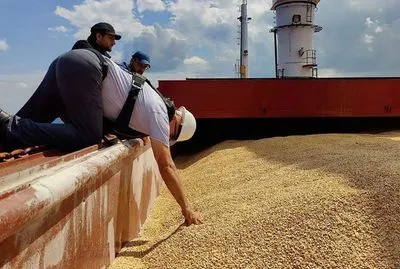 Зеленский о работе "зернового коридора": за неделю из портов Украины вышло 28 судов