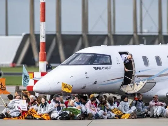 Понад 100 кліматичних активістів блокували зльоти приватних літаків в Амстердамі