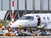 Понад 100 кліматичних активістів блокували зльоти приватних літаків в Амстердамі