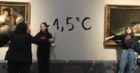 Приклеили руки к рамам картин Франсиско Гойи: экоактивисты устроили очередную акцию в Мадриде