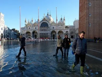 В кафе в резиновых сапогах: в Венеции – сезонный подъем воды