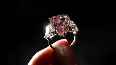 Рідкісний рожевий діамант Fortune продали на аукціоні за 28,5 млн доларів