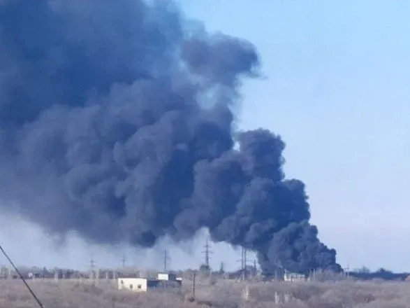 "Хтось знов невдало кинув недопалок": показали фото диму над окупованою Ясинуватою
