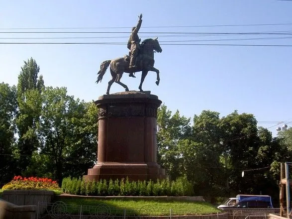 В Киеве демонтируют памятники Ватутину и Щорсу