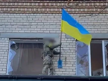 У ще одному населеному пункті на Херсонщині знов замайорів український прапор: військові показали відео