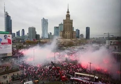Марш ультраправых ко Дню независимости собрал тысячи людей в Варшаве
