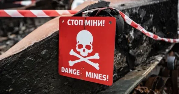 В Херсонской области гражданские на авто наехали на мину: есть раненые, среди них - дети В Херсонской области гражданские на авто наехали на мину: есть раненые, среди них - дети