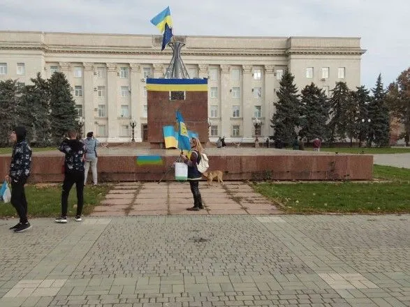 В сети публикуют фото из центра Херсона с людьми с украинскими флагами