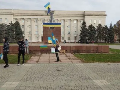 У мережі публікують фото з центру Херсона з людьми з українськими прапорами