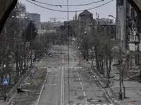 оккупанты в Мариуполе сносят дома, уничтожая следы своих преступлений: новое видео