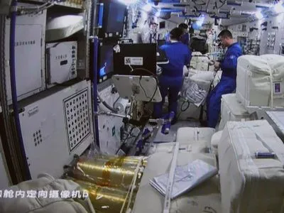 Китайские космонавты вошли в корабль "Тяньчжоу-5"