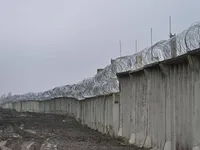 Железобетонный забор с колючей проволокой: появилось видео строительства стены на границе с Беларусью