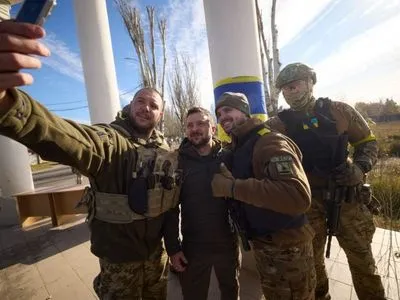 С украинскими героями: Зеленский показал новые фото из Херсона