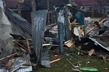 В Киевской области российская ракета попала в дом, повреждена крыша