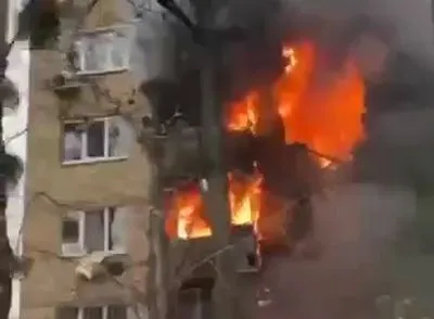 Ракетна атака на Київ: в ОП показали охоплений вогнем житловий будинок