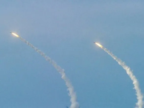 u-kiyevi-zafiksovano-dva-vibukhi-zbito-4-raketi