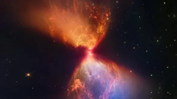 Телескоп James Webb обнаружил "горящие песочные часы" вокруг формирующейся звезды