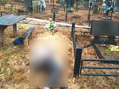 Була на цвинтарі: у Київській області уламки ракети вбили жінку